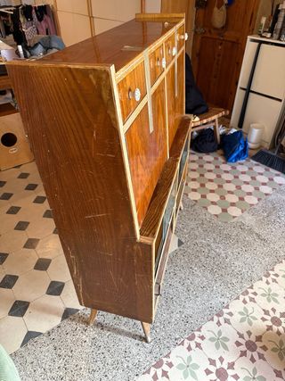 Estantería antigua de madera y cristal