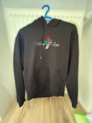 Sudadera Negra con Rosa y Calavera