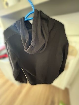 Sudadera Negra con Rosa y Calavera