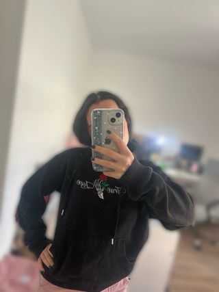 Sudadera Negra con Rosa y Calavera