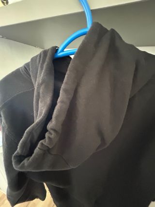 Sudadera Negra con Rosa y Calavera