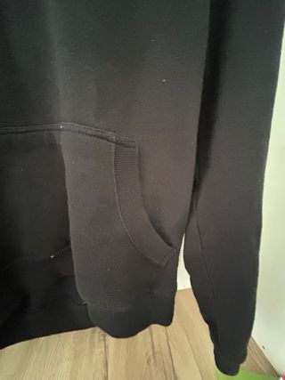 Sudadera Negra con Rosa y Calavera