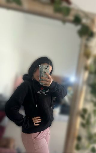 Sudadera Negra con Rosa y Calavera