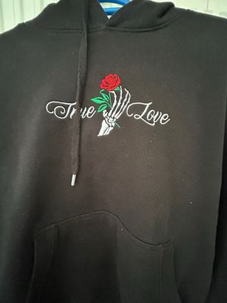 Sudadera Negra con Rosa y Calavera
