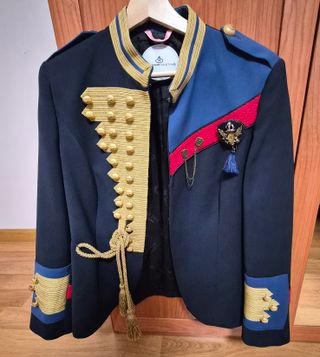 Chaqueta militar azul y dorada