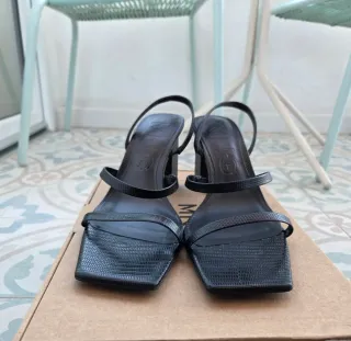 Sandalias tacón negras grabado Mango