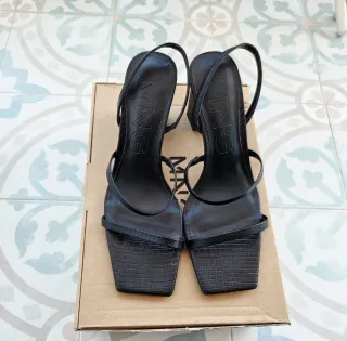 Sandalias tacón negras grabado Mango