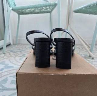 Sandalias tacón negras grabado Mango