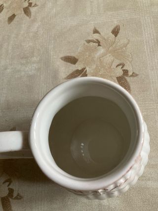 Lattiera in ceramica bianca con decoro