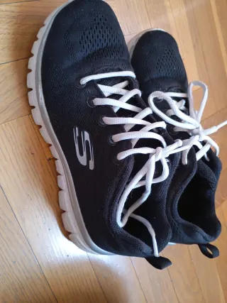 Zapatillas Skechers Negras y Blancas