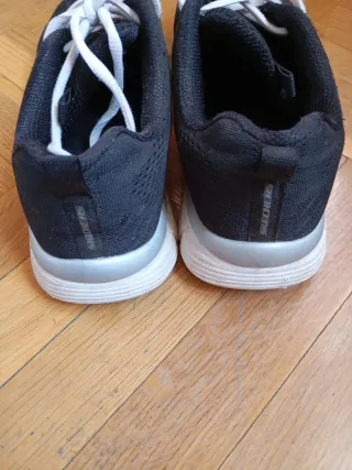 Zapatillas Skechers Negras y Blancas