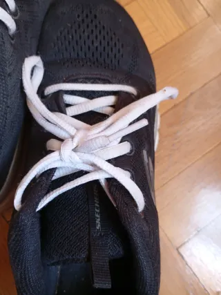 Zapatillas Skechers Negras y Blancas