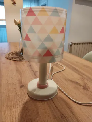 Lámpara infantil geométrica, colores pastel.