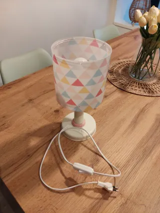 Lámpara infantil geométrica, colores pastel.