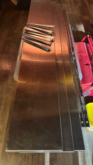 Estantería metálica de pared