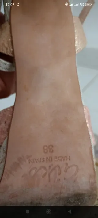 Zapatos de tacón plateados y rosa