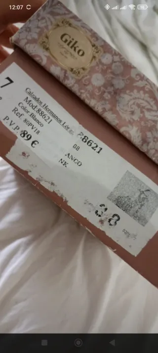 Zapatos de tacón plateados y rosa