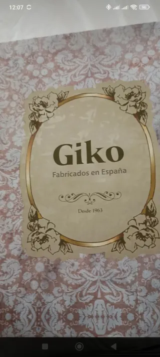 Zapatos de tacón plateados y rosa