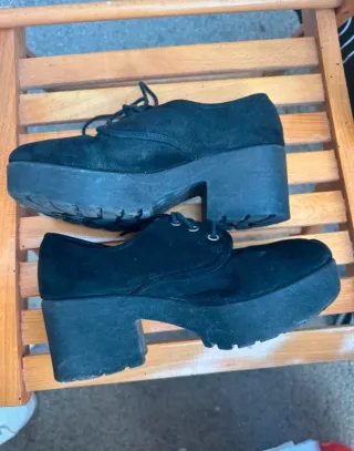 Zapatos negros de ante con cordones