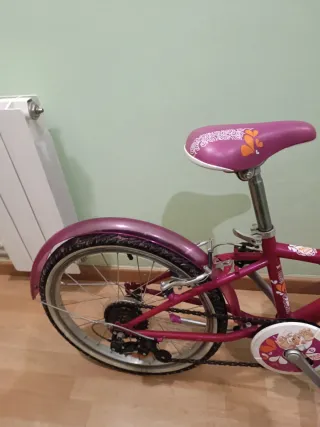 Bicicleta infantil rosa B'Twin para niña.