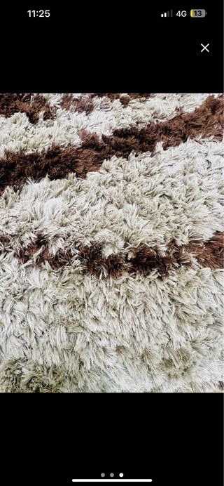 Alfombra beige y marrón con diseño espiral