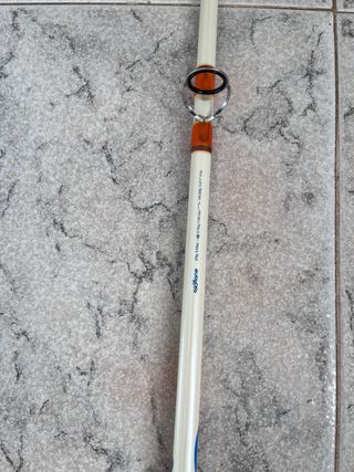 Caña de pesca blanca y naranja