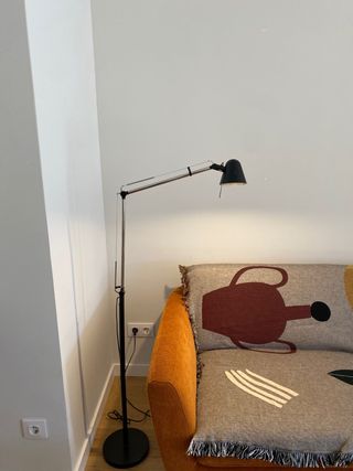 Lámpara de pie negra