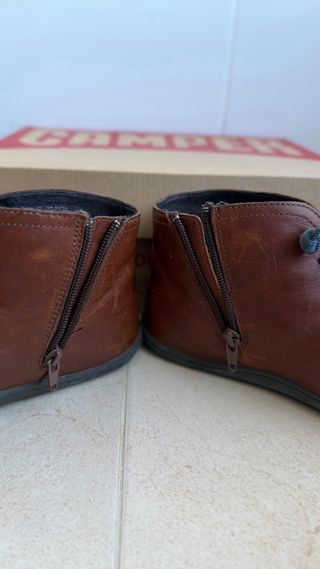 Botin tipo “Chelsea” Camper Marrones