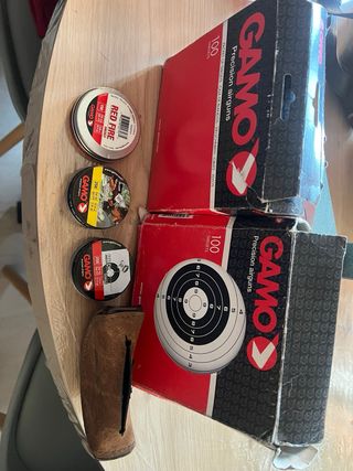 Diana Gamo recoge balines.