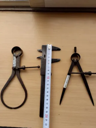 Lote herramientas antiguas: calibrador, compás