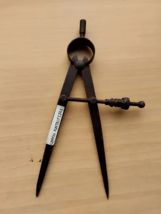 Lote herramientas antiguas: calibrador, compás