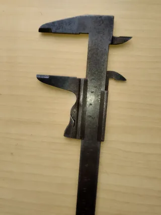 Lote herramientas antiguas: calibrador, compás