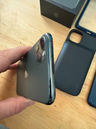 iPhone 11 Pro Max 256GB Verde + 6x Fundas