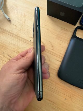 iPhone 11 Pro Max 256GB Verde + 6x Fundas