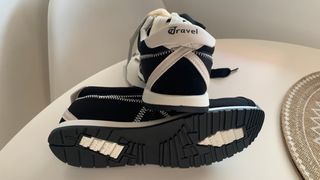 Zapatilla Negra con Cordones Blancos