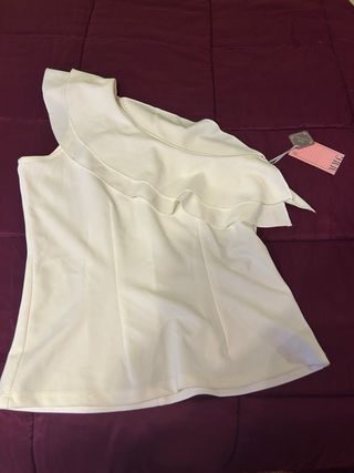 Blusa blanca con volante