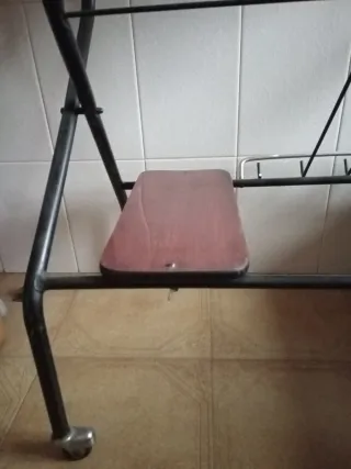 Mesa auxiliar con ruedas