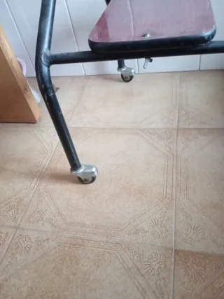 Mesa auxiliar con ruedas