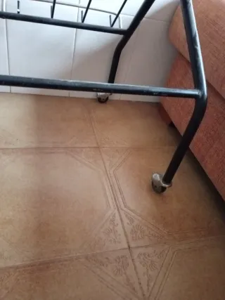 Mesa auxiliar con ruedas