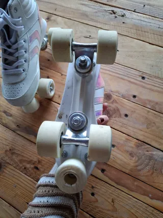 Patines blancos con detalles iridiscentes