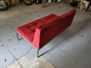 Sofá cama rojo de tela y metal