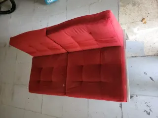 Sofá cama rojo de tela y metal