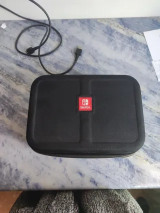 Nintendo Switch + Estuche + Pokemon