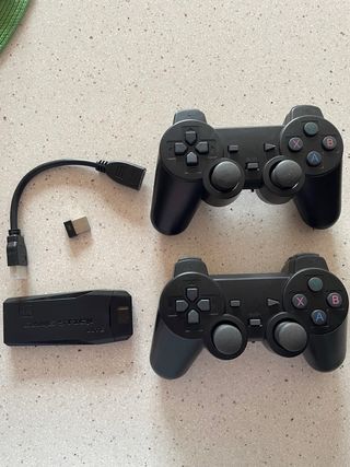 Mandos y usb con 10.000 juegos