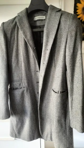 Chaqueta gris estilo levita