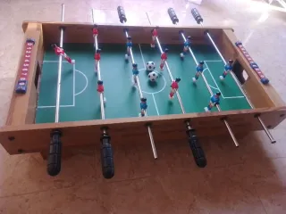Mini futbolín de madera en perfecto estado