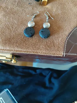 Pendientes plateados con piedra volcánica negra