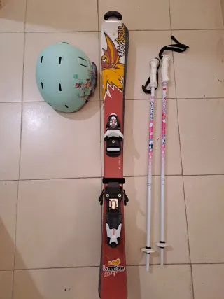 Esquís infantiles con casco y bastones