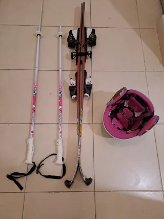 Esquís infantiles con casco y bastones