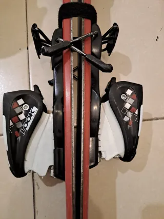 Esquís infantiles con casco y bastones